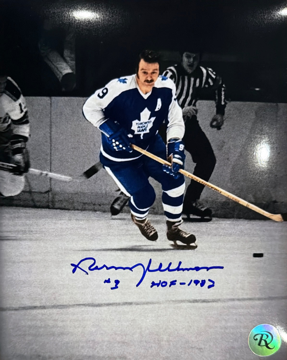 Norm Ullman: Photo autographié 8x10 Maple Leafs de Toronto spotlight avec HOF 1982